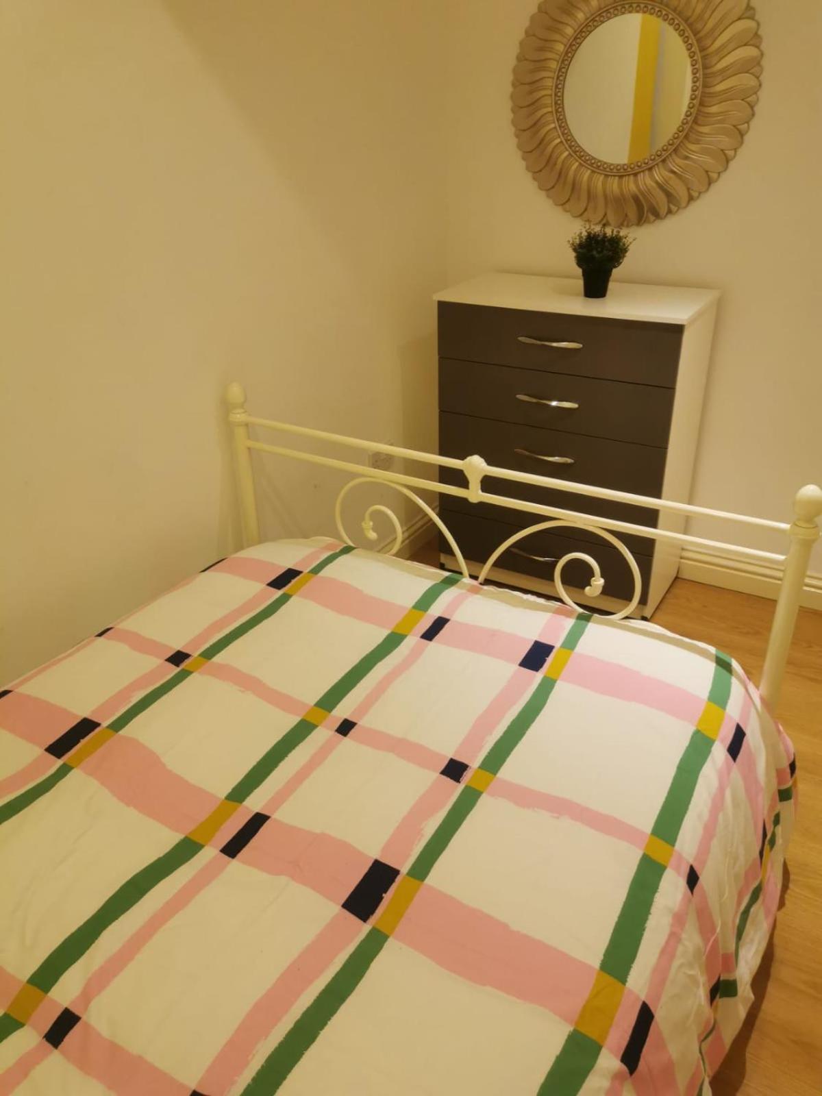 Lovely Spacious Room Near Train Station And University Dallington  Zewnętrze zdjęcie